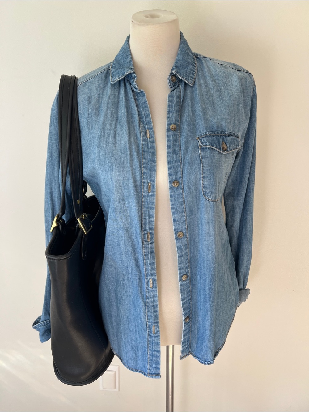 BDG Light Blue Denim Button-Down Shirt chambray urban outfitters small